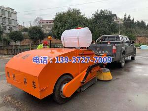 湖南省婁底市雙峰縣公路局養(yǎng)護(hù)中心彭站長與河南都市機(jī)械設(shè)備有限公司工程師喬主任,實地研究，精心設(shè)計制作了一款新型的皮卡車式道路清掃車